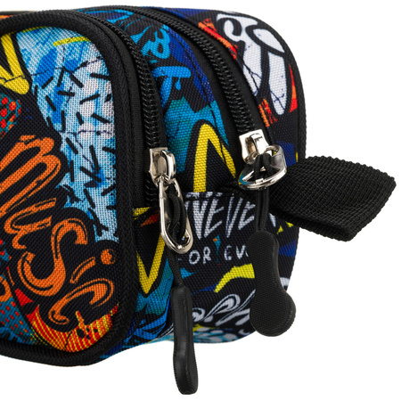 Geräumiges Schulmäppchen aus Polyester mit einem Graffiti-ähnlichen Muster, mit Reißverschlüssen zu schließen – Peterson