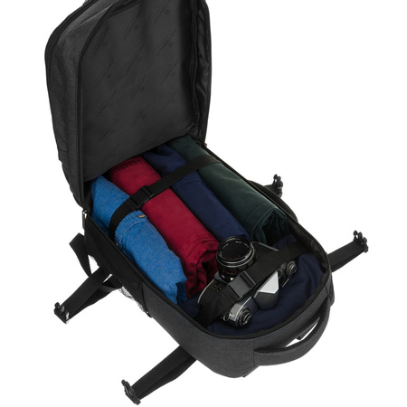 Geräumiger, schwarzer Reiserucksack aus Polyester, ideal als Handgepäck – Peterson