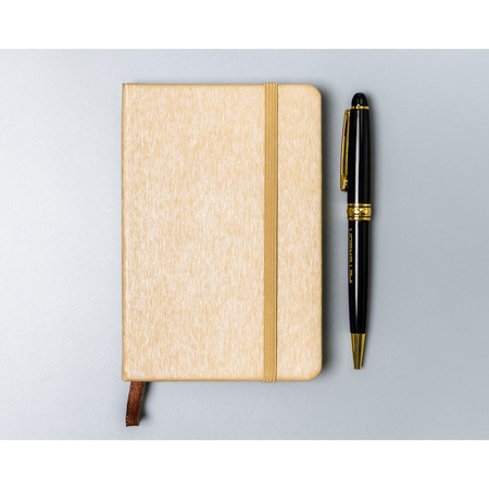 Beigefarbenes Notizbuch im A6-Format, liniert, mit Gummibandverschluss – Peterson