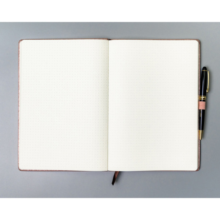 B5 Notizbuch in Rosa, bedruckt mit Punkten und ausgestattet mit einem Verschlussgummi – Peterson