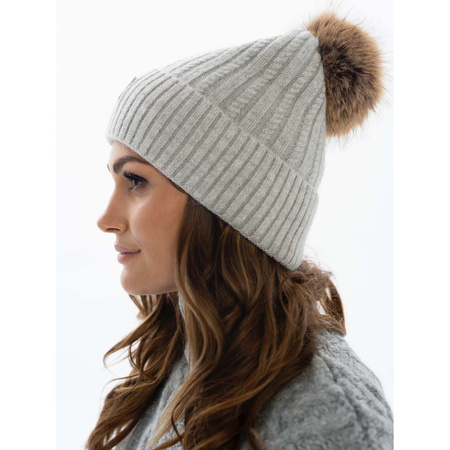 Graue Damen Mütze mit Bommel für den Winter – Peterson