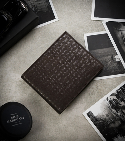 Herren Geldbörse aus Echtleder mit Monogrammprägung – Forever Young