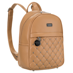 Kleiner beiger Damen Rucksack mit Steppung, silbernen Nieten und modischem Anhänger aus Öko-Leder – Peterson