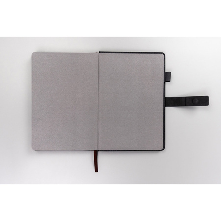 Geschenkset: Schwarzes Notizbuch A5 mit Linien und schwarzer Kugelschreiber – Peterson