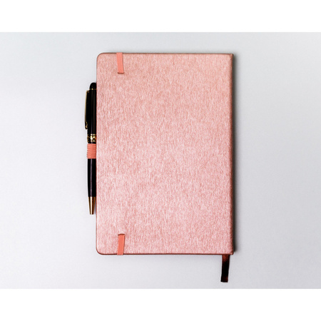 Rosa Notizbuch im A5-Format, bedruckt mit Punkten, ausgestattet mit einem Verschlussgummi - Peterson