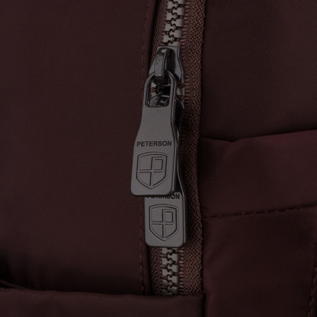 Bordeauxfarbener Damen-Rucksack aus Polyester, an verstellbaren Trägern hängend – Peterson