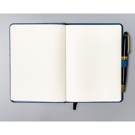 Blaues Notizbuch im B6-Format, bedruckt mit Punkten - Peterson