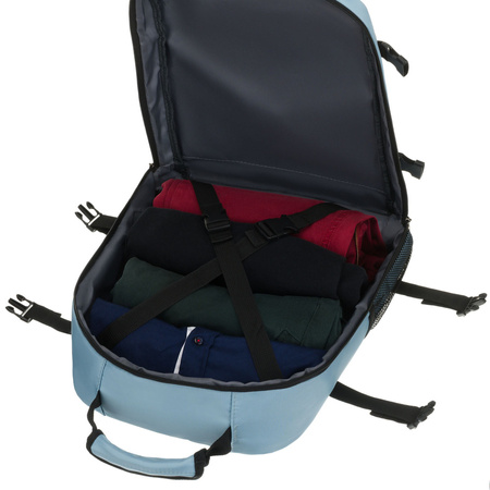 Reise-Rucksack in Blau, zweifach unterteilt und an verstellbaren Schultergurten aufgehängt – Peterson