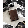 Vertikale Herren-Geldbörse aus Leder in Braun, Modell ohne äußeren Verschluss – Peterson
