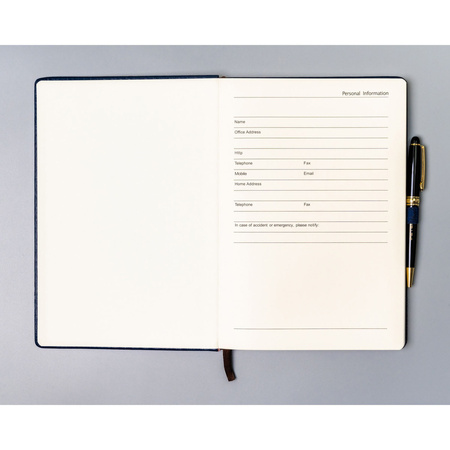 Granatfarbenes Notizbuch im B5-Format, bedruckt mit Punkten und ausgestattet mit einem Gummiband zum Verschließen – Peterson