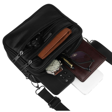 Herren-Umhängetasche aus Naturleder in Schwarz, aufgehängt an einem abnehmbaren Gürtel - Rovicky