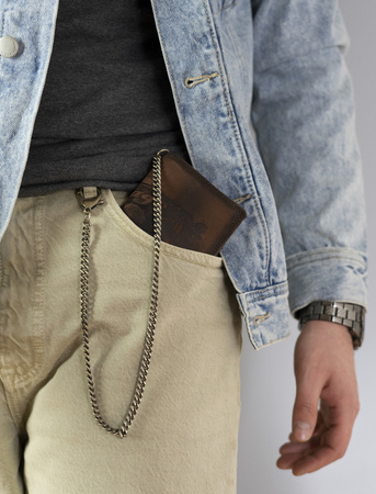 Vertikale Herren Geldbörse aus Nubukleder mit Prägung und Kette