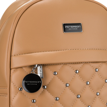 Kleiner beiger Damen Rucksack mit Steppung, silbernen Nieten und modischem Anhänger aus Öko-Leder – Peterson
