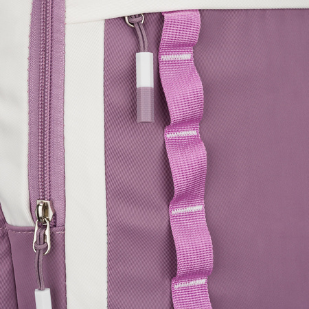 Weicher Schulrucksack aus Polyester in weiß-lila Farbe, aufgehängt an verstellbaren Trägern - Peterson