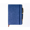 Notizbuch A5 in Marineblau, ausgestattet mit einem Gummibandverschluss – Peterson