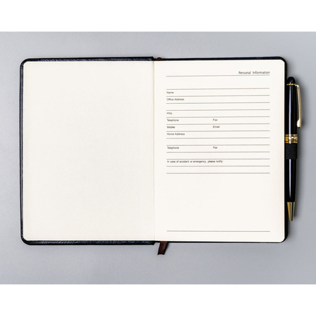 Schwarzes Notizbuch im B6-Format, liniert, mit Stiftschlaufe – Peterson