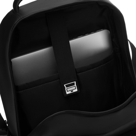 Großer Reise-Rucksack in Schwarz mit Laptopfach, mit Reißverschluss geschlossen - Peterson