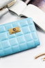 Geräumige Damen Geldbörse in Hellblau mit Druckknopf und Reißverschluss – Rovicky