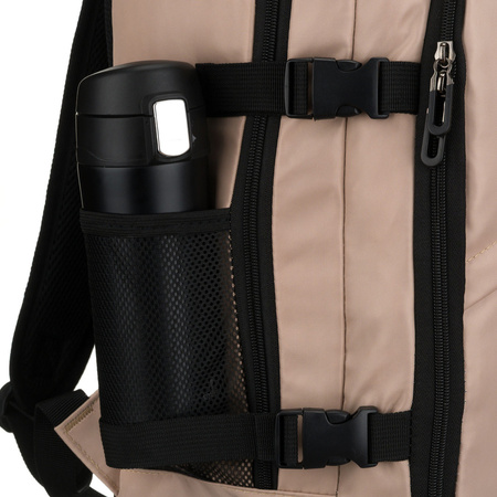 Beiger Reise-Rucksack aus Polyester, an verstellbaren Schultergurten hängend - Peterson