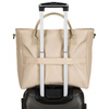 Praktische Reisetasche aus Polyester in Beige, ausgestattet mit einem Koffergriff – Peterson