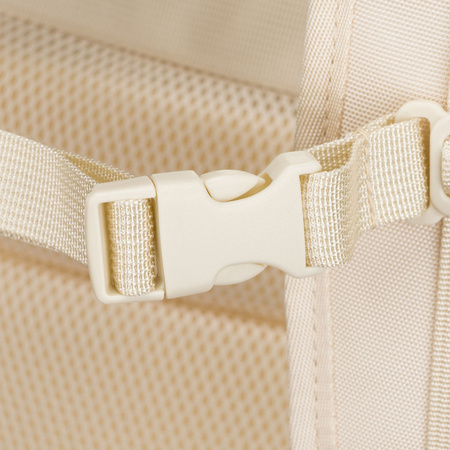 Praktischer Reise-Rucksack in Ecru, ausgestattet mit einem Netzfach und Kompressionsriemen – Peterson