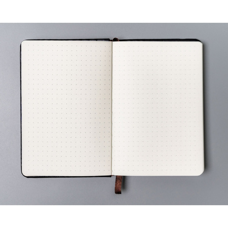 Schwarzes Notizbuch im A6-Format, gepunktet, mit Gummibandverschluss – Peterson
