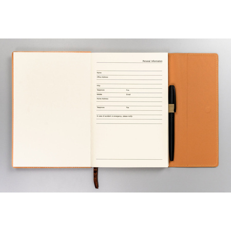 Geschenkset: Beiger Notizblock mit Magnetverschluss und schwarzer Kugelschreiber – Peterson