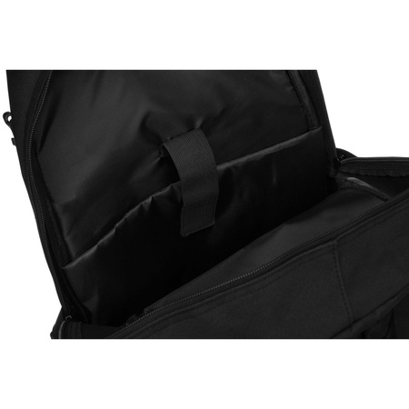 Sportlicher Militärrucksack in Schwarz, aufgehängt an verstellbaren Schultergurten - Peterson