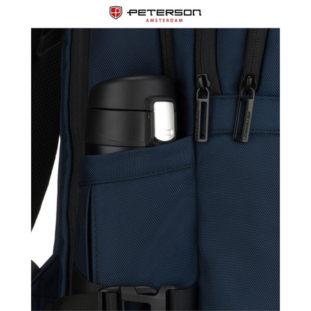Dunkelblauer Reise-Rucksack aus Polyester mit Laptopfach, aufgehängt an verstellbaren Schultergurten – Peterson