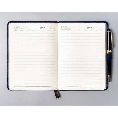 Granatfarbenes Notizbuch im B6-Format, liniert, mit Gummibandverschluss – Peterson