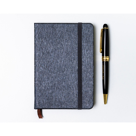 Notizbuch im A6-Format in Grau, liniert und mit einem Gummibandverschluss ausgestattet – Peterson