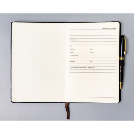 Schwarzes Notizbuch im Hardcover A5 Format mit Punktraster – Peterson