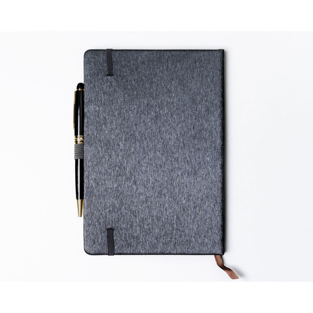 Notizbuch im A5-Format in Grau, ausgestattet mit einem Gummiband zum Verschließen - Peterson
