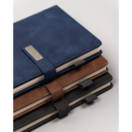 Geschenkset: Schwarzes Notizbuch A5 mit Linien und schwarzer Kugelschreiber – Peterson