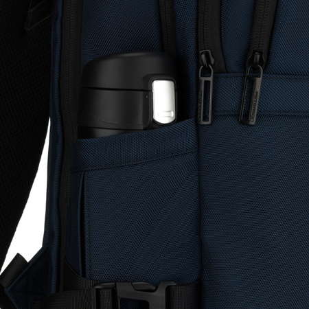 Dunkelblauer Reise-Rucksack aus Polyester mit Laptopfach, aufgehängt an verstellbaren Schultergurten – Peterson