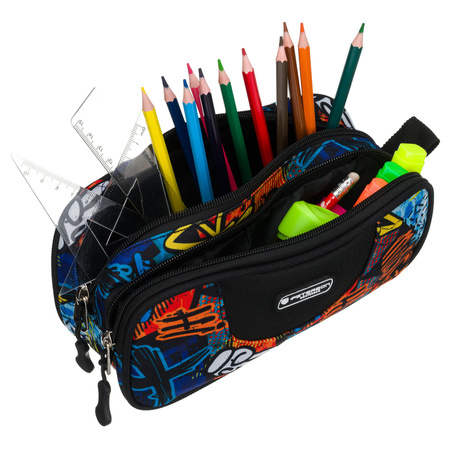 Geräumiges Schulmäppchen aus Polyester mit einem Graffiti-ähnlichen Muster, mit Reißverschlüssen zu schließen – Peterson