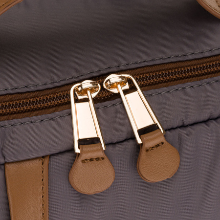 Damen-Rucksack in Grau, an verstellbaren Trägern hängend und mit Reißverschluss geschlossen - Peterson