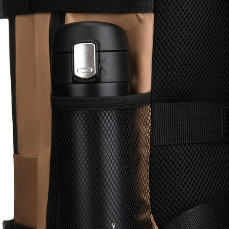 Reise-Rucksack aus Polyester in Beige, aufgehängt an atmungsaktiven Trägern – Peterson