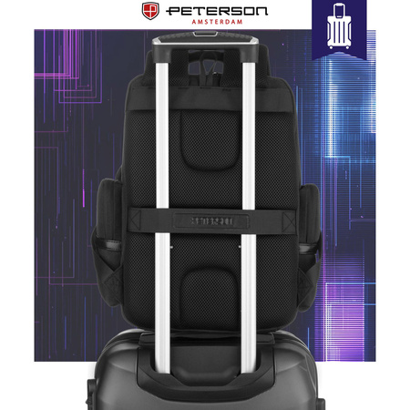 Reise-Rucksack aus Polyester in Schwarz, aufgehängt an verstellbaren Schultergurten – Peterson