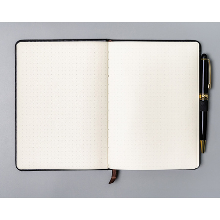 Schwarzes Notizbuch im B6-Format, mit Punkten bedruckt, ausgestattet mit einem Verschlussgummi – Peterson