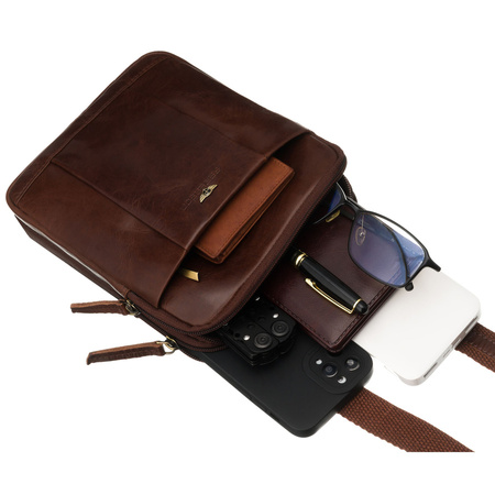 Herren-Schultertasche aus Leder in Braun mit einem Schlüsselmäppchen-Set – Peterson