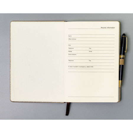 Beigefarbenes Notizbuch im A5-Format, bedruckt mit Punkten, ausgestattet mit einem Verschlussgummi – Peterson