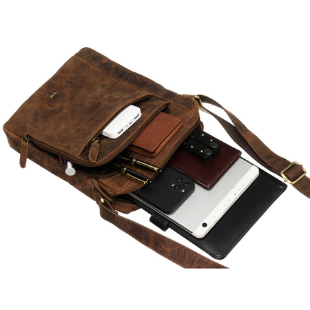 Herren-Umhängetasche aus Leder in Braun, aufgehängt an einem verstellbaren Gürtel – Peterson