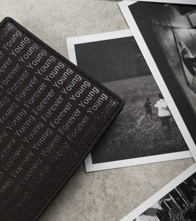 Herren Geldbörse aus Echtleder mit Monogrammprägung – Forever Young