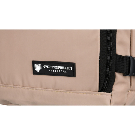 Beiger Reise-Rucksack aus Polyester, an verstellbaren Schultergurten hängend - Peterson