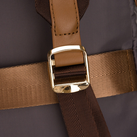 Damen-Rucksack in Grau, an verstellbaren Trägern hängend und mit Reißverschluss geschlossen - Peterson