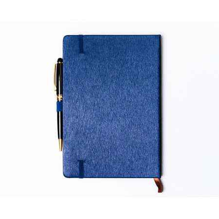 Notizbuch A5 in Marineblau, ausgestattet mit einem Gummibandverschluss – Peterson