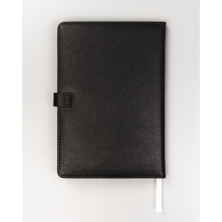 Geschenkset: Schwarzes Notizbuch mit Linien, Magnetverschluss und schwarzer Kugelschreiber – Peterson