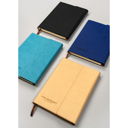 Geschenkset: Schwarzer Notizblock mit Linien und eleganter schwarzer Kugelschreiber – Peterson