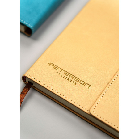 Geschenkset: Marineblauer Notizblock mit Linien, Magnetverschluss und eleganter schwarzer Kugelschreiber – Peterson